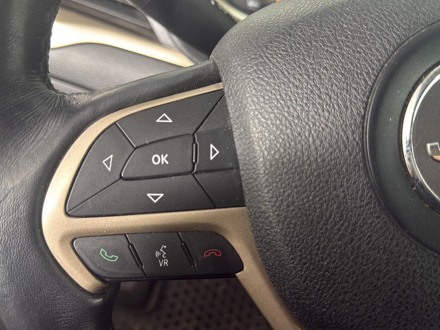Used 2015 Bright White Clearcoat Jeep Latitude image 15