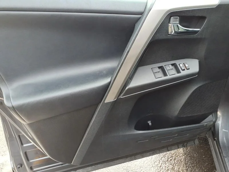 Used 2018 Gray Toyota XLE Sport Utility 4D image 24