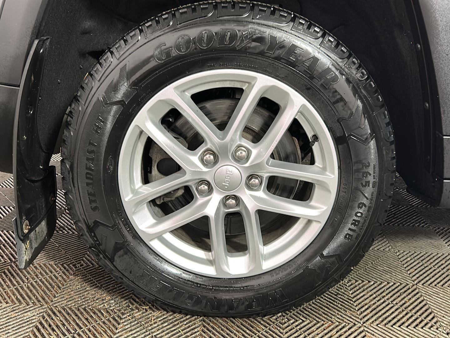 Used 2022 Baltic Gray Metallic Clearcoat Jeep Laredo image 2