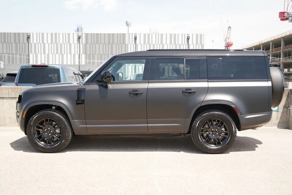 New 2026 Santorini Black Metallic Land Rover S image 5