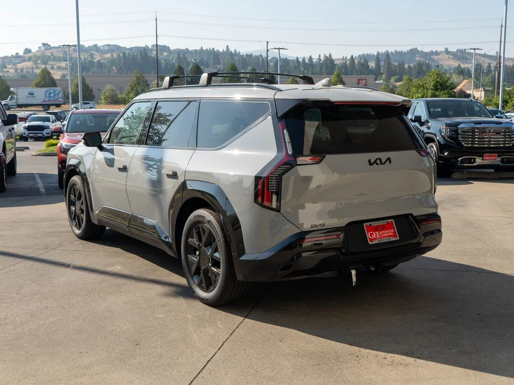 New 2026 Wolf Gray Kia Land AWD image 5