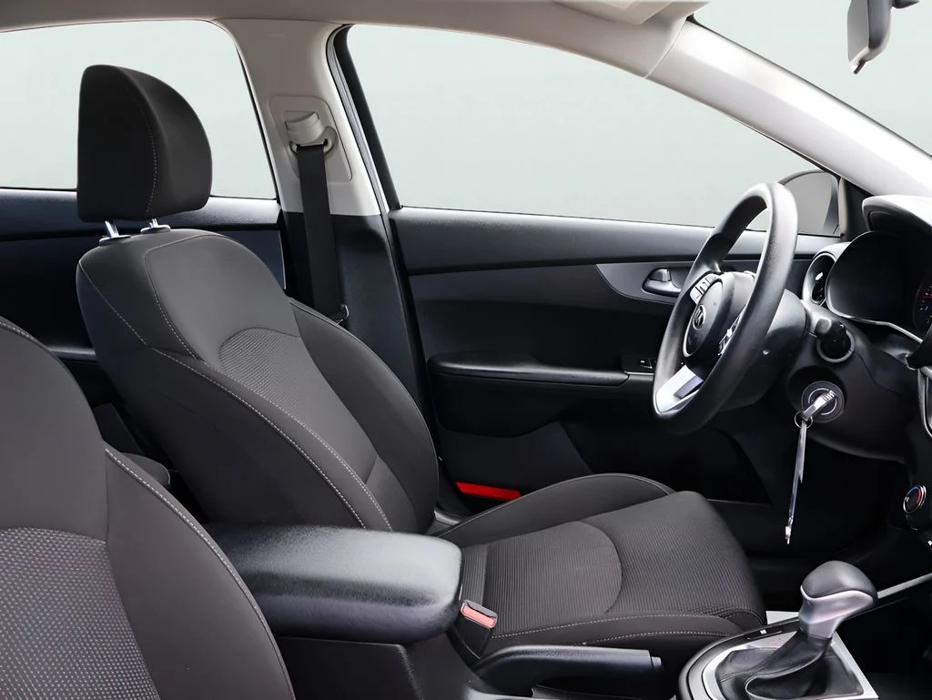 Used 2021 White Kia LXS image 9