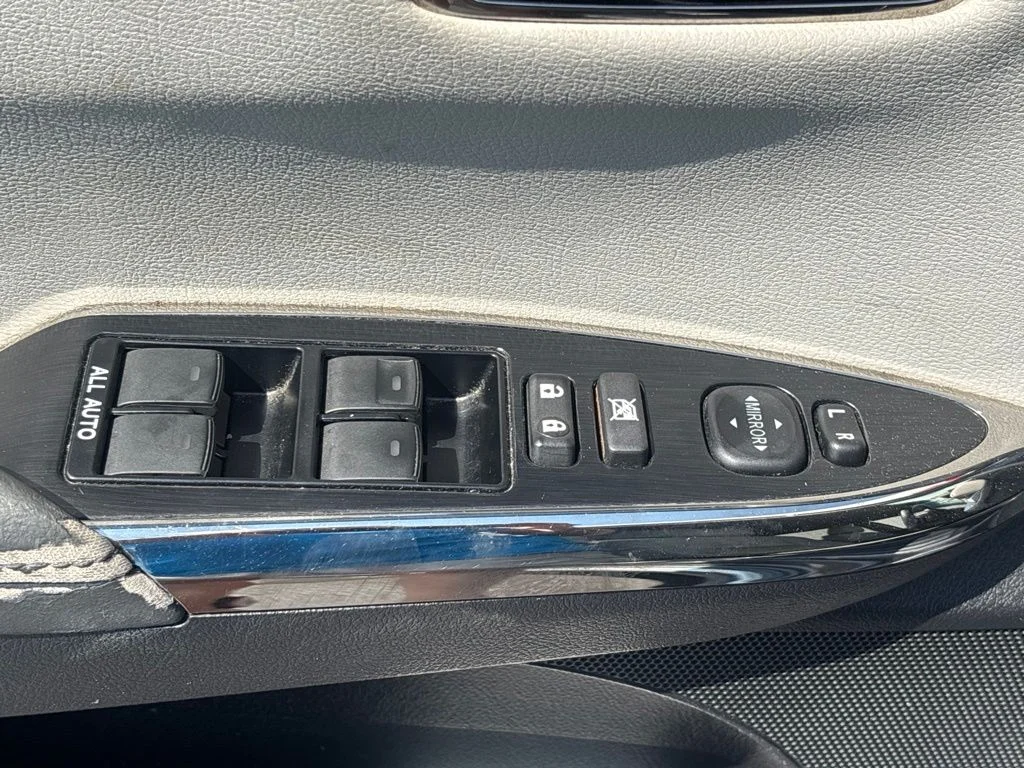 Used 2015 Gray Toyota XLE image 7