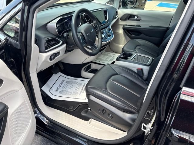 Used 2024 Black Chrysler Touring L image 16