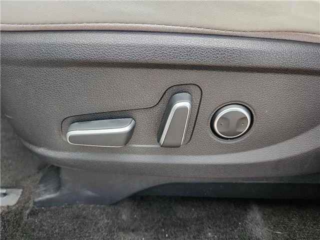Used 2025 Silver Hyundai SEL Front-Wheel Drive image 11