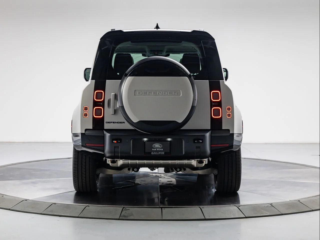 New 2026 Borasco Grey Land Rover P400 X-Dynamic SE image 4