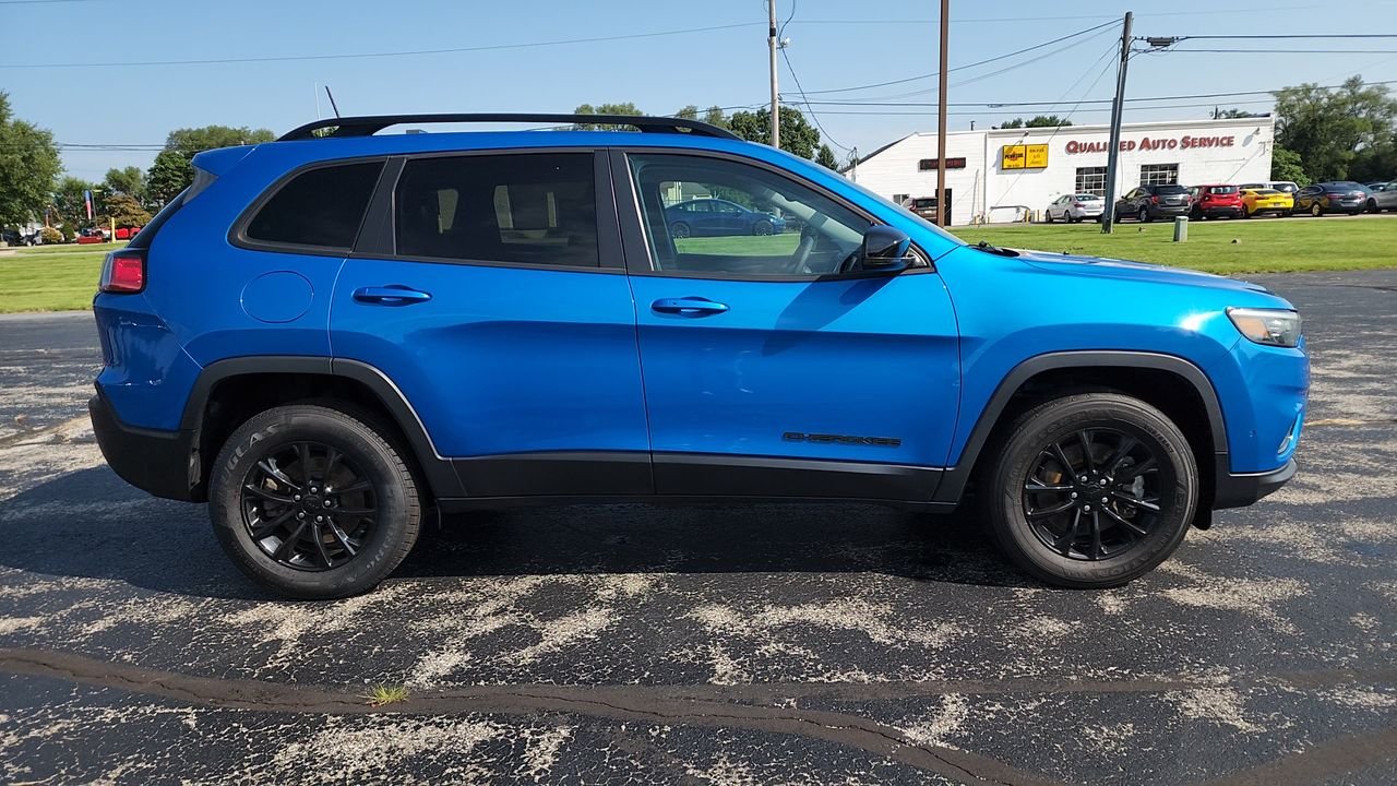 Used 2023 Hydro Blue Pearlcoat Jeep Altitude Lux image 9