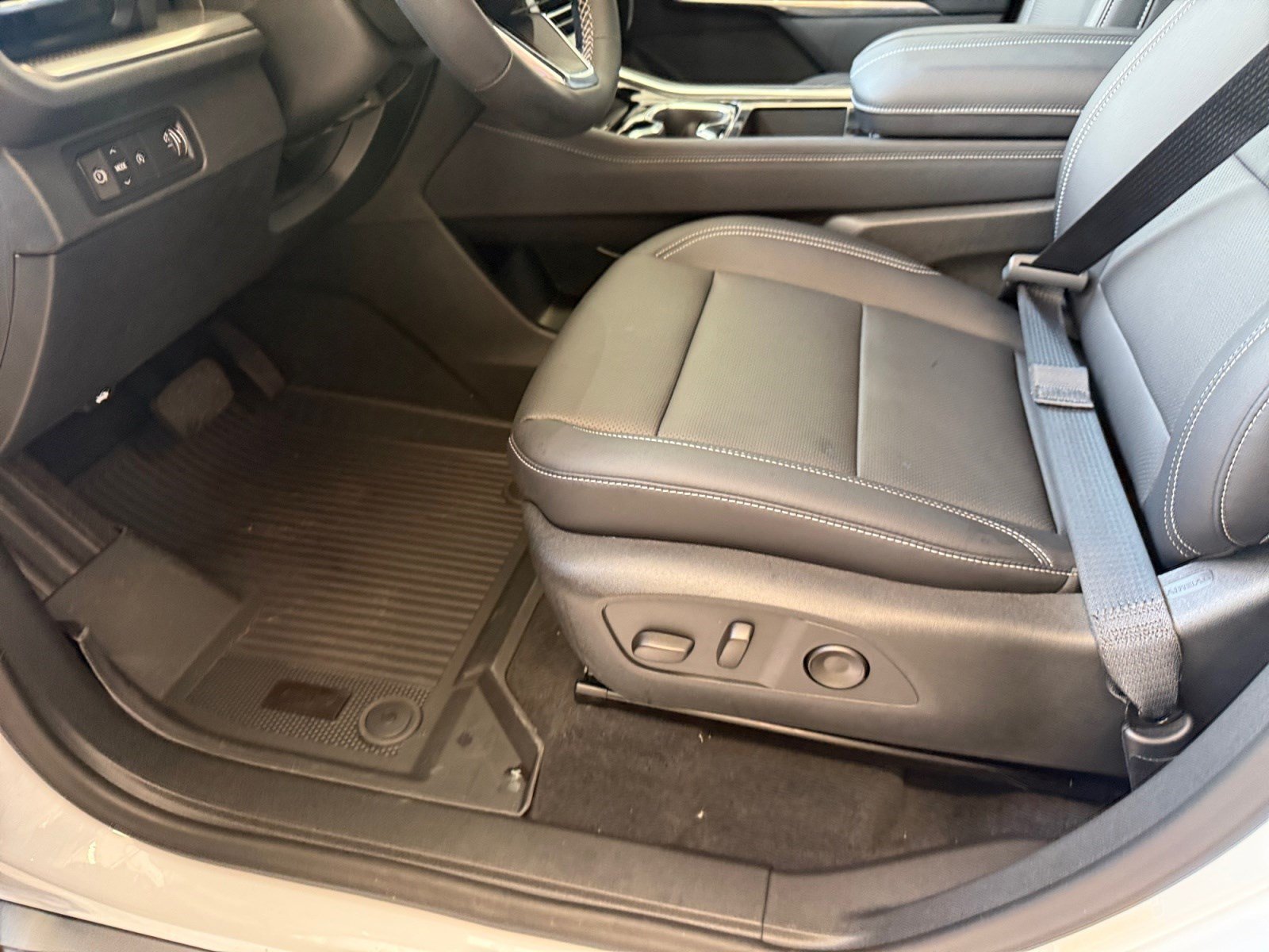 2027 Chevrolet Traverse LT - Photo 11