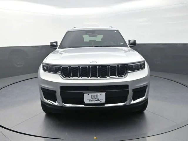Used 2025 Silver Jeep Laredo image 4