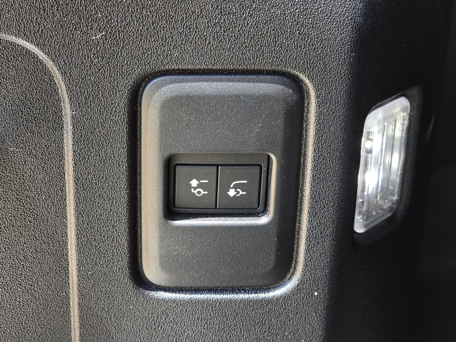 Used 2024 Fuji White Land Rover SE image 30