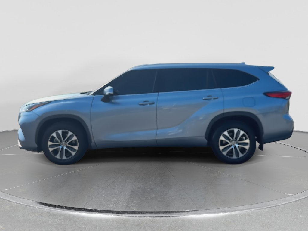 Used 2022 Moon Dust Toyota XLE image 5