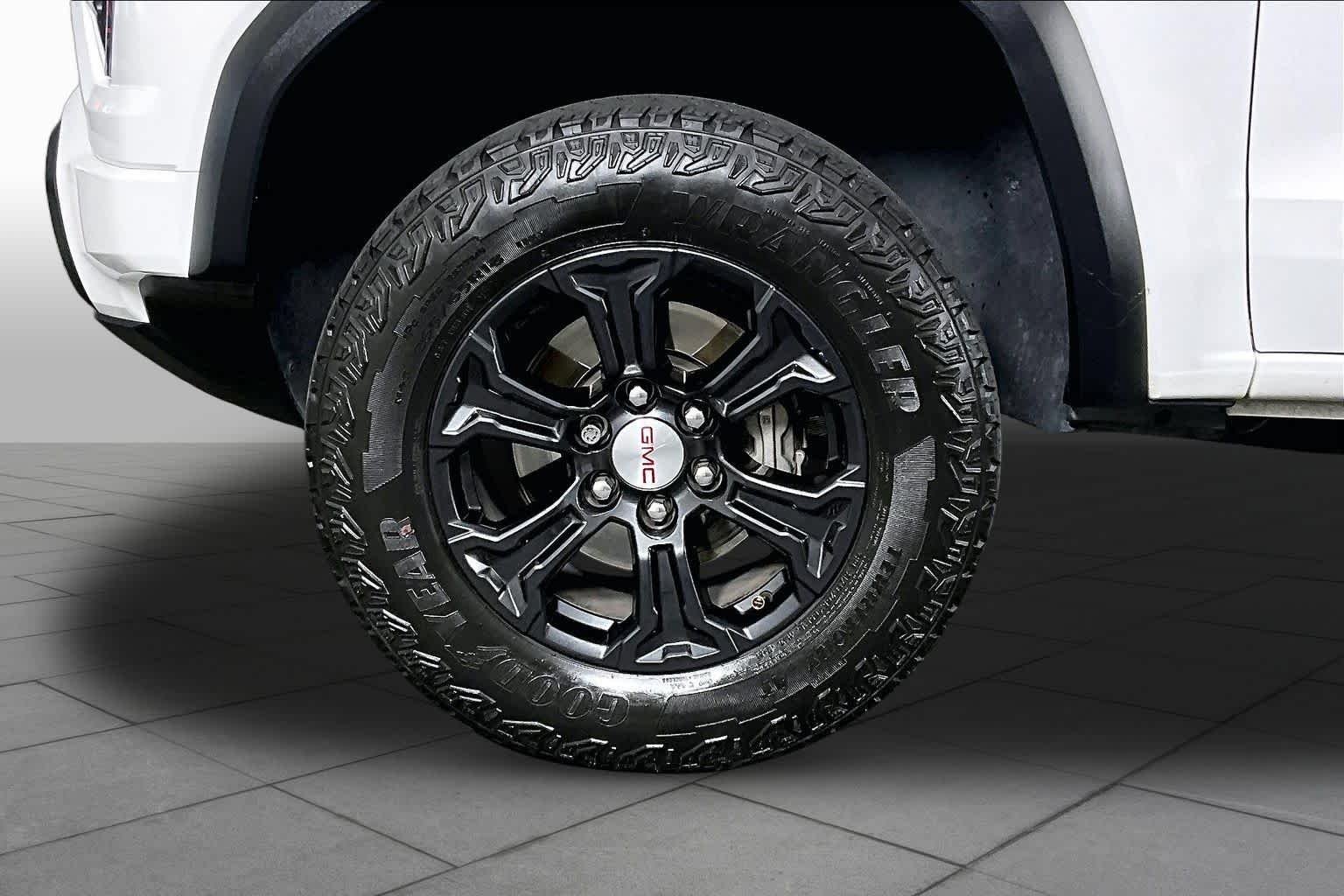 Used 2024 Summit White GMC Elevation image 10