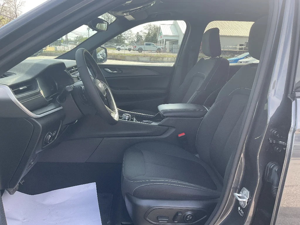 Used 2024 BALTIC GRAY METAL Jeep Laredo X image 8
