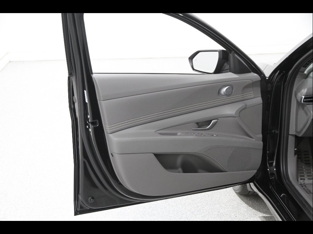 Certified Used 2025 Abyss Black Pearl Hyundai SEL Sport image 4