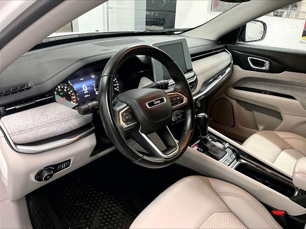 Used 2022 Bright White Clearcoat Jeep Latitude image 8