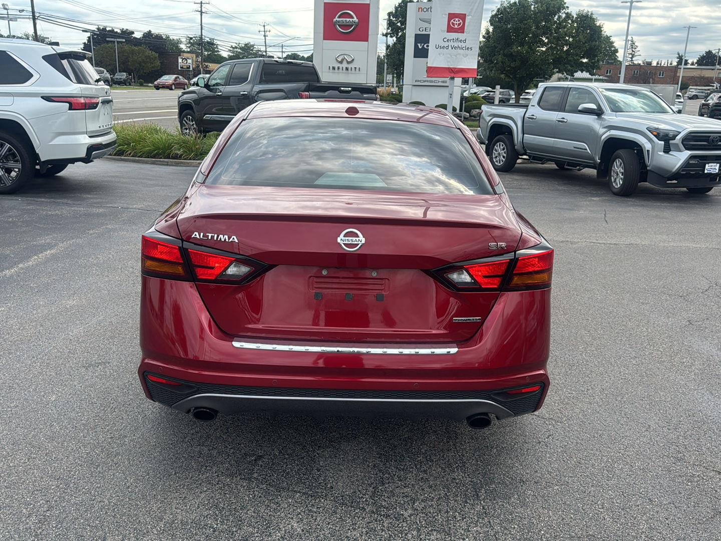 Used 2022 Scarlet Ember Tintcoat Nissan 2.0 SR image 5