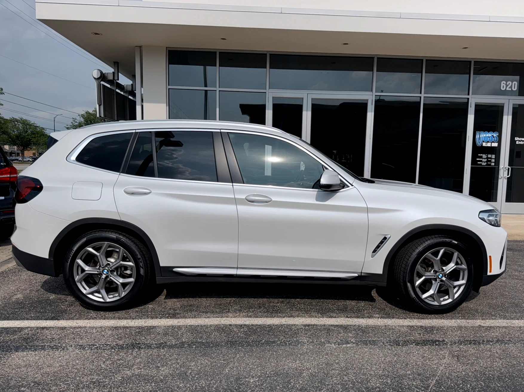 Used 2022 MINERAL WHITE BMW xDrive30i image 2
