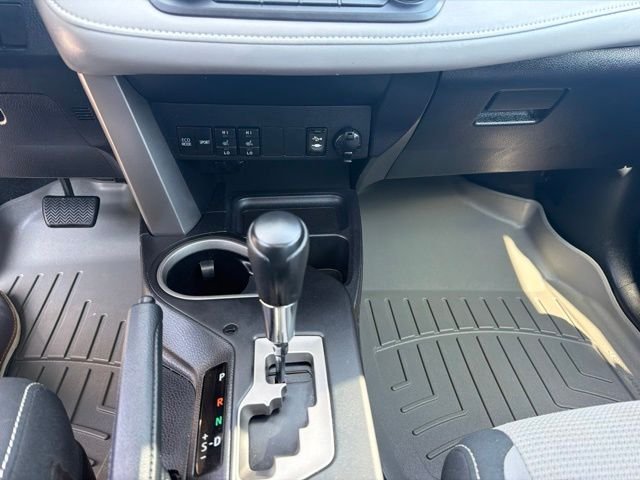 Used 2018 Super White Toyota XLE image 19
