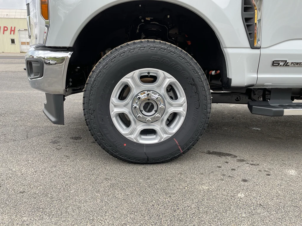 New 2026 Avalanche Ford F-350® XLT image 10