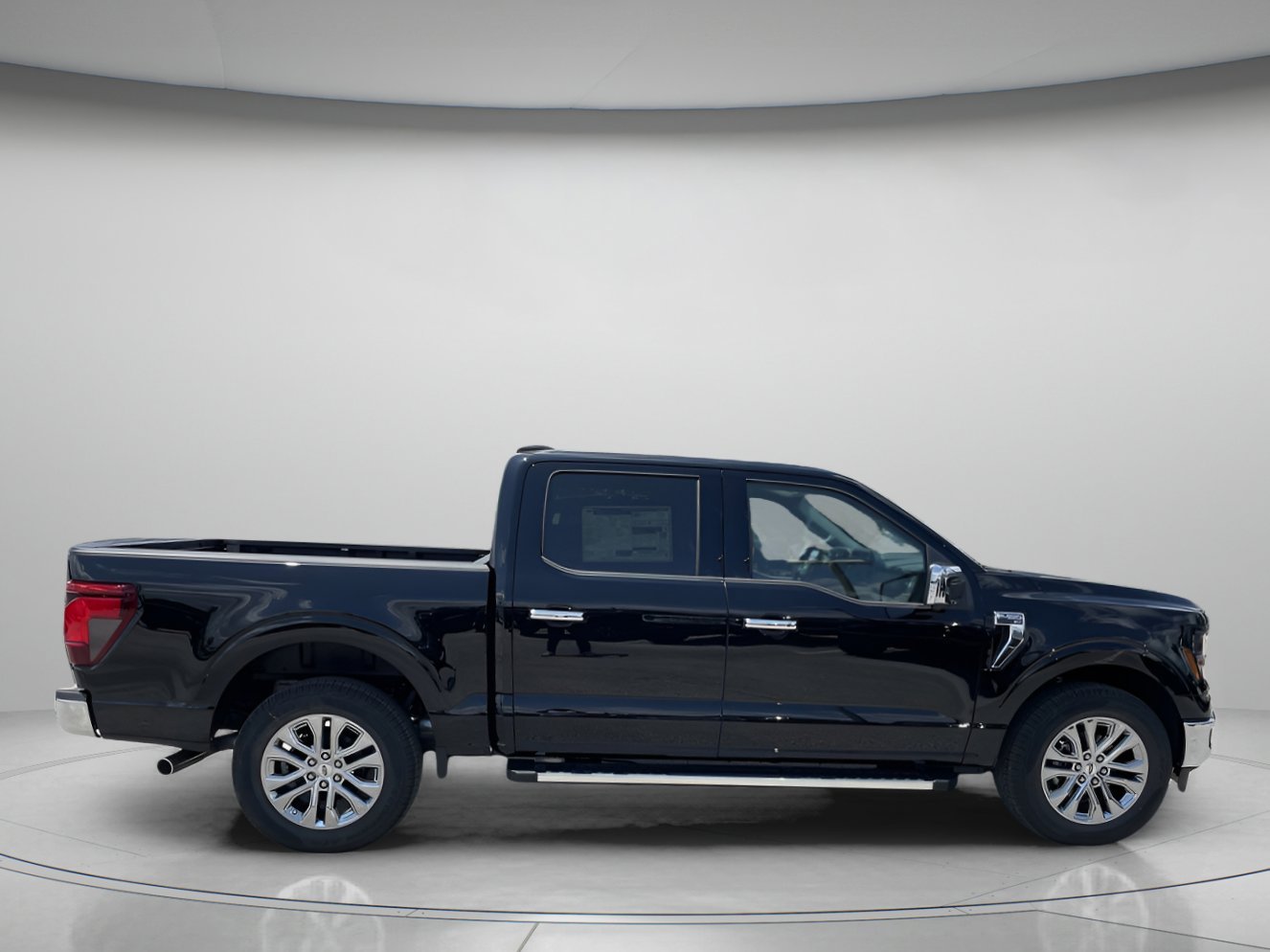 New 2026 Agate Black Metallic Ford XLT image 2