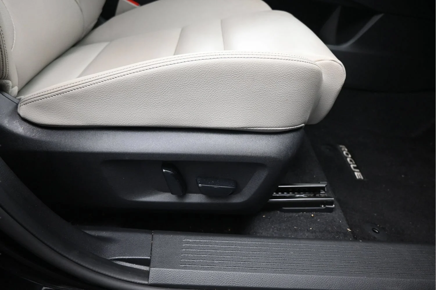 Certified Used 2025 Super Black Nissan SL image 15