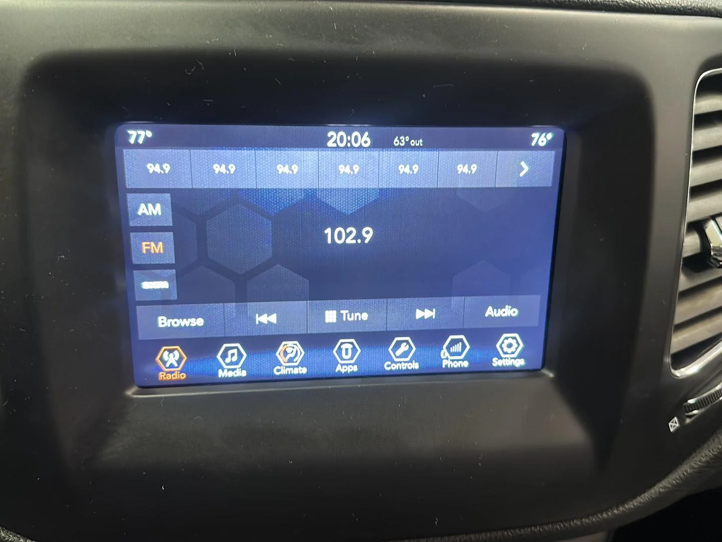 Used 2018 Laser Blue Pearlcoat Jeep Latitude image 21