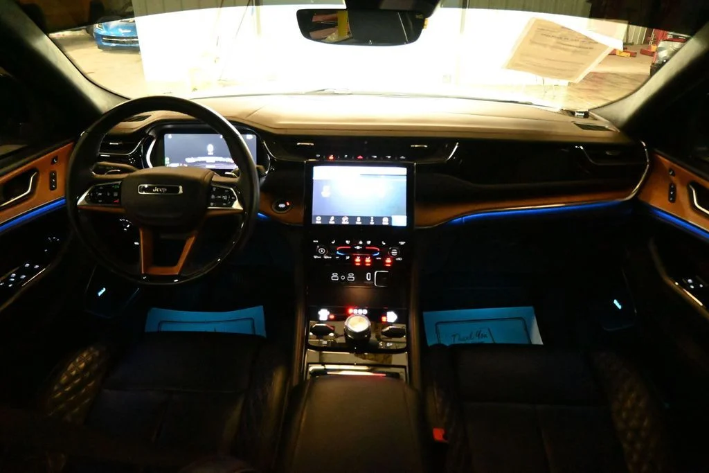Used 2023 White Jeep Summit image 9