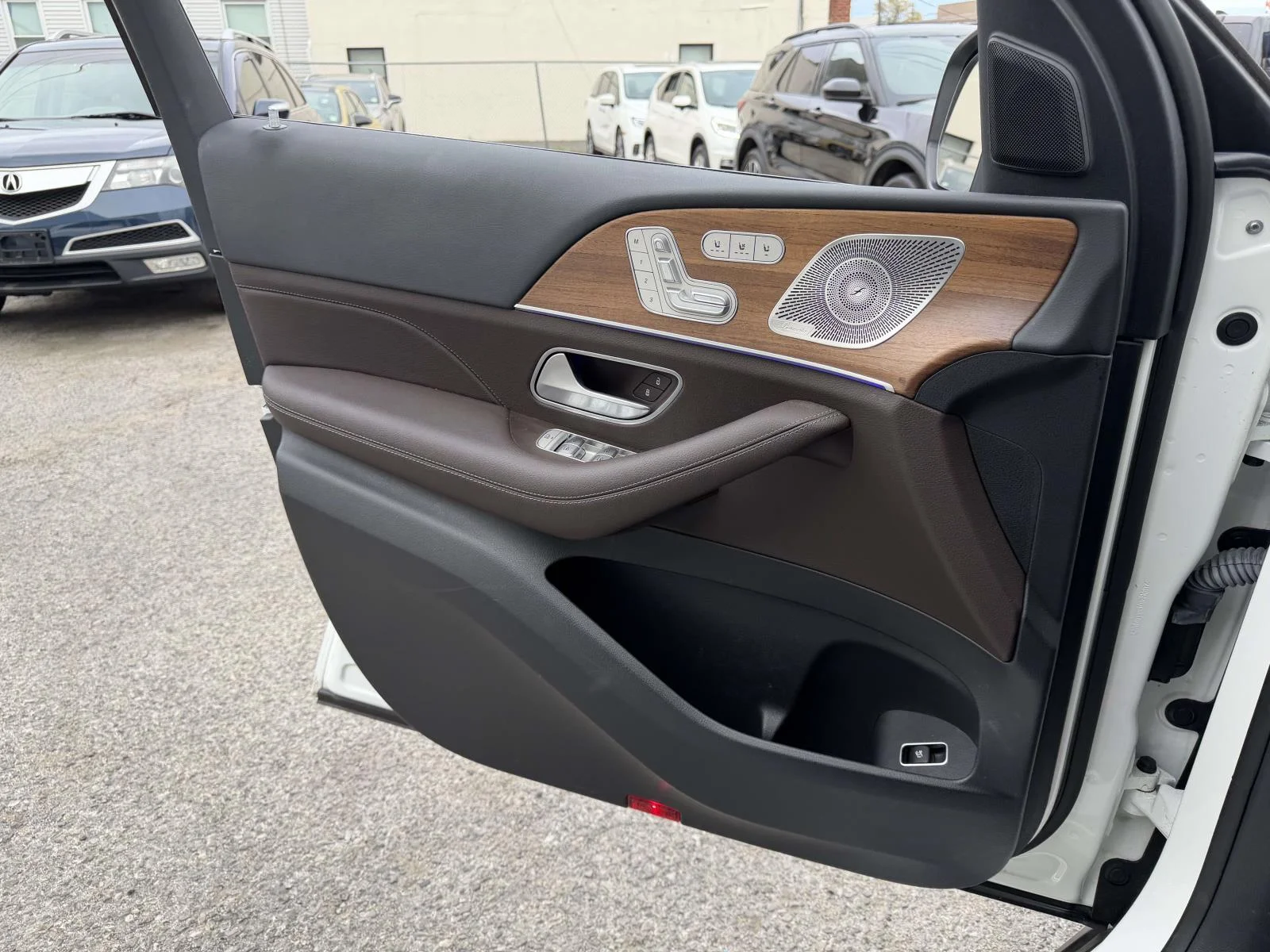 Used 2023  Mercedes-Benz GLS 450 image 24