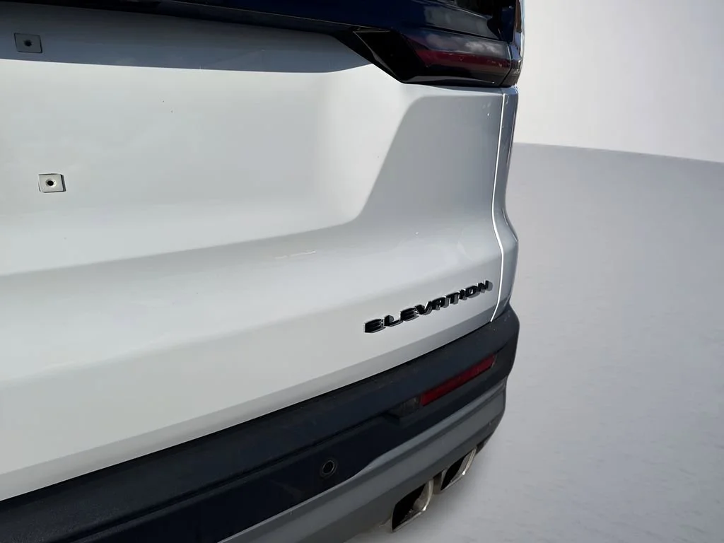Used 2025 Summit White GMC Elevation image 35