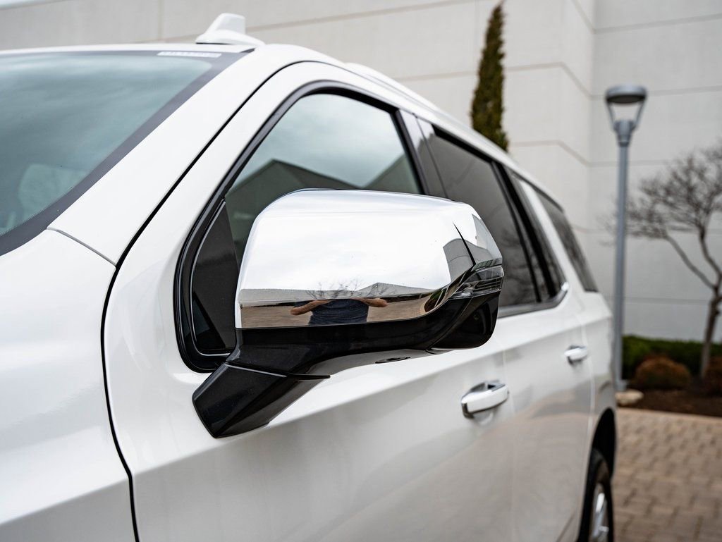 Used 2021 Iridescent Pearl Tricoat Chevrolet Premier image 16