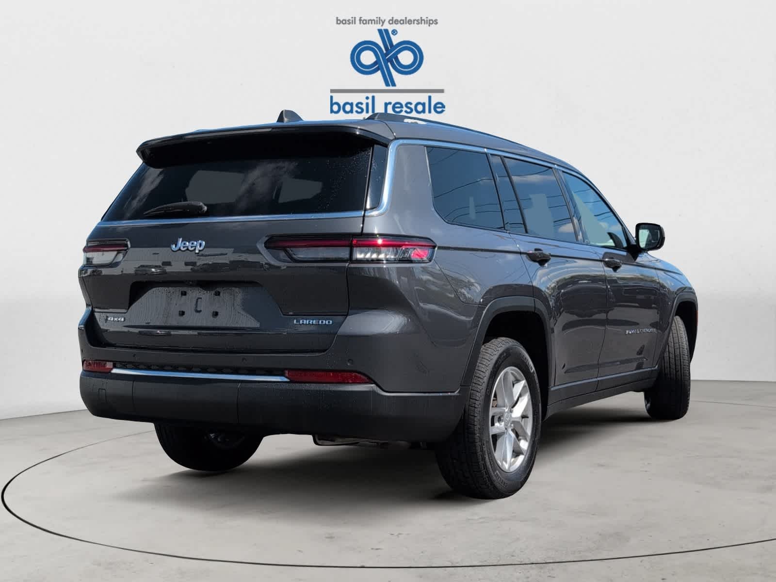 Used 2023 Baltic Gray Metallic Clearcoat Jeep Laredo image 6