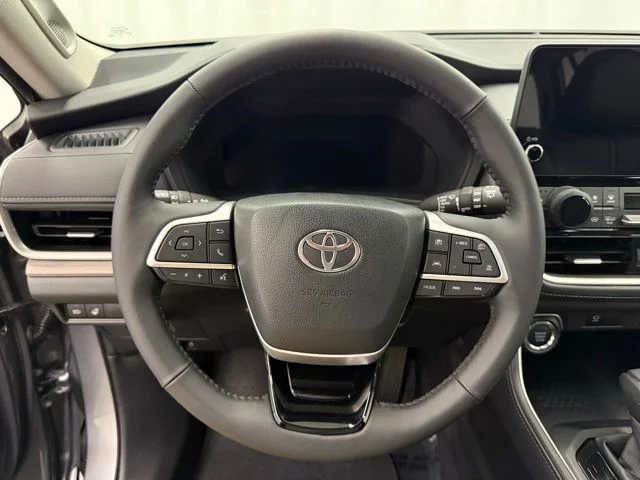Certified Used 2025  Toyota Limited image 13