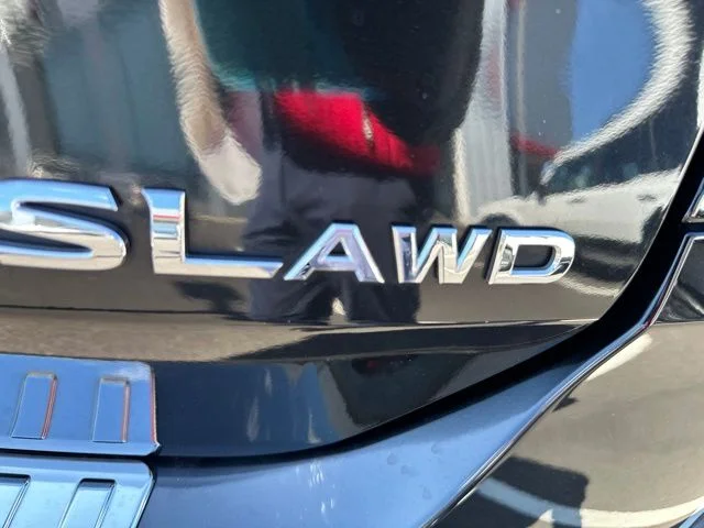 Used 2018 Black Nissan SL image 5