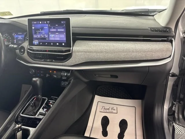 Used 2022  Jeep Latitude Lux image 31