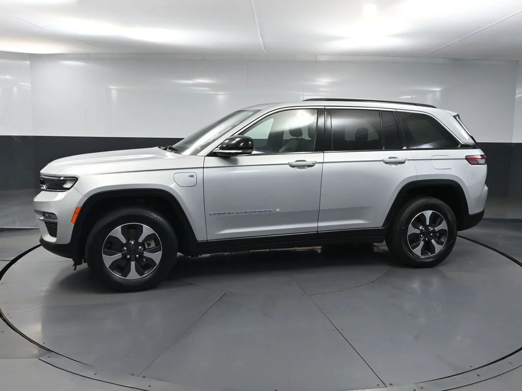 Used 2024 Silver Jeep 4xe image 10