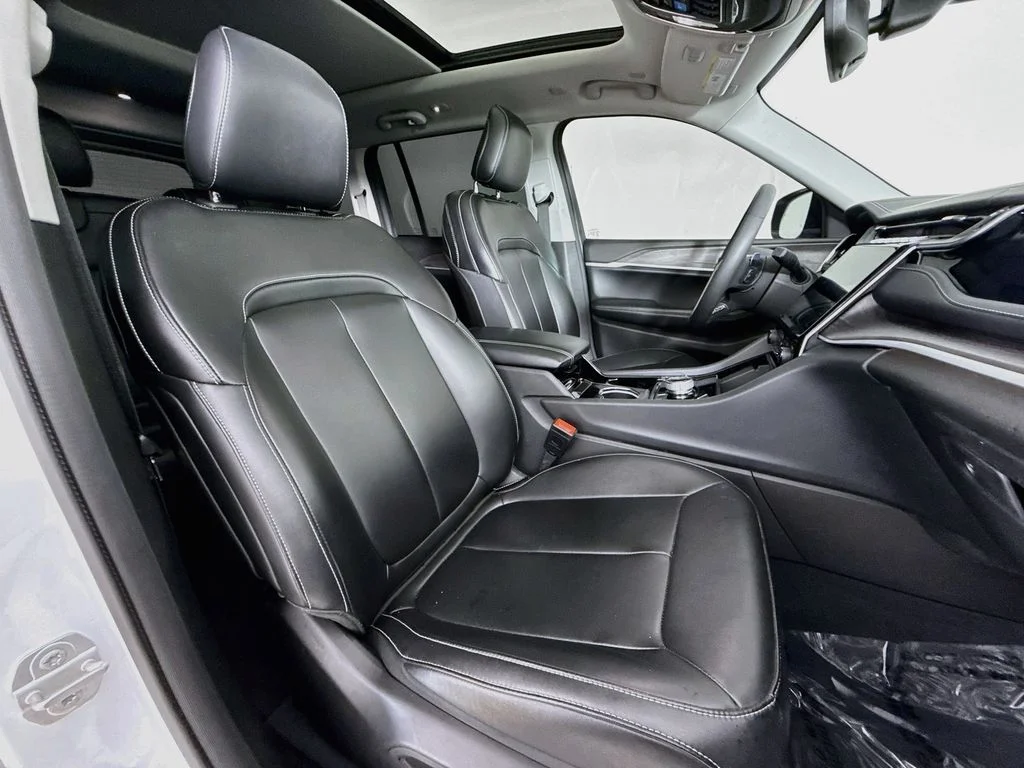 Used 2023 White Jeep 4xe image 29