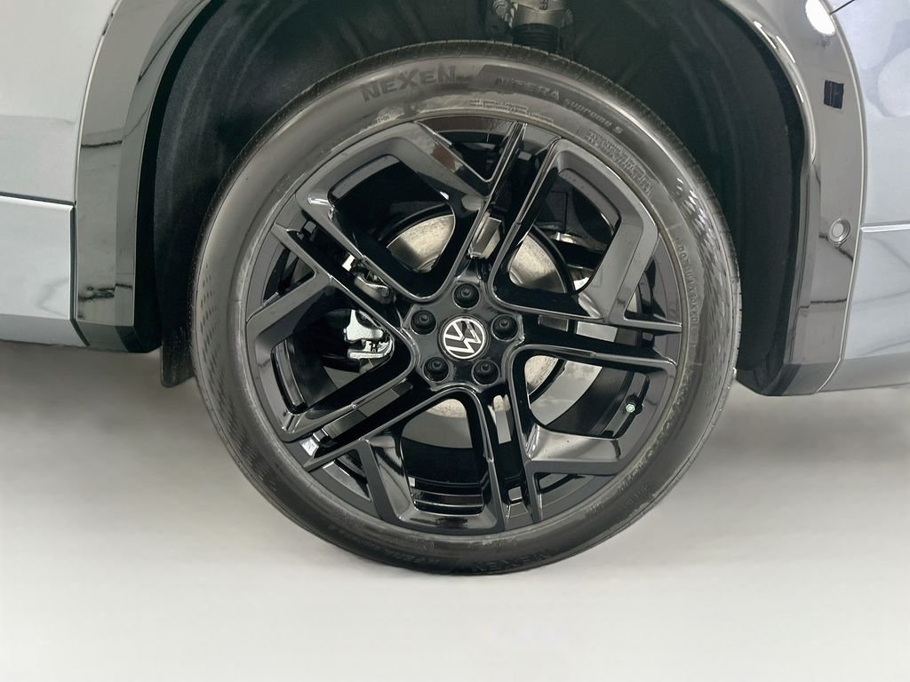 New 2026 Platinum Gray Metallic Volkswagen SE R-Line Black image 29