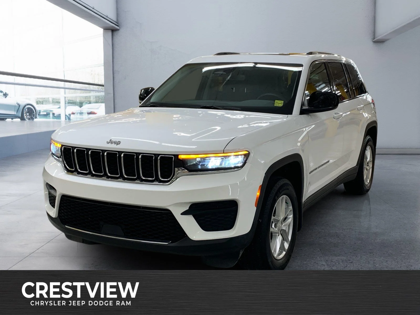 Used 2023 White Jeep Laredo image 1