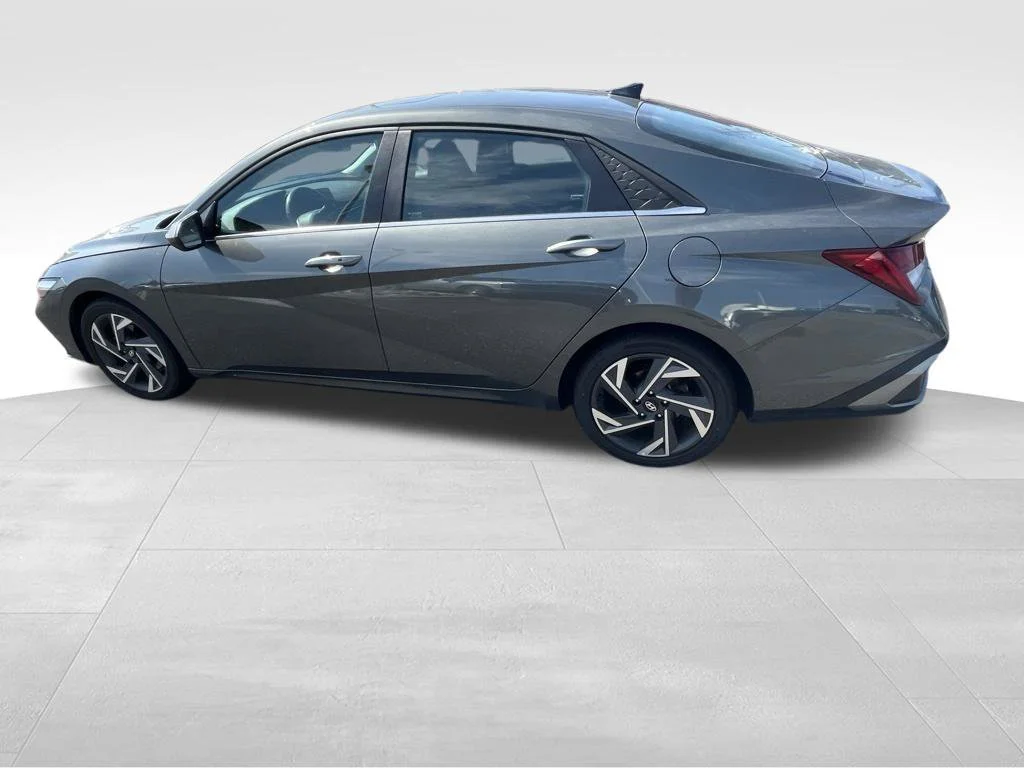 Used 2025 Gray Hyundai SEL Convenience image 26