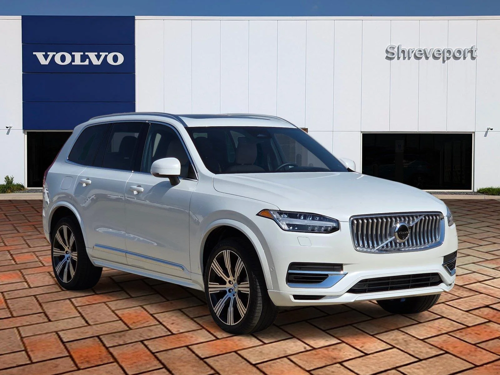 Used 2025 Crystal White Metallic Volvo Ultra image 3