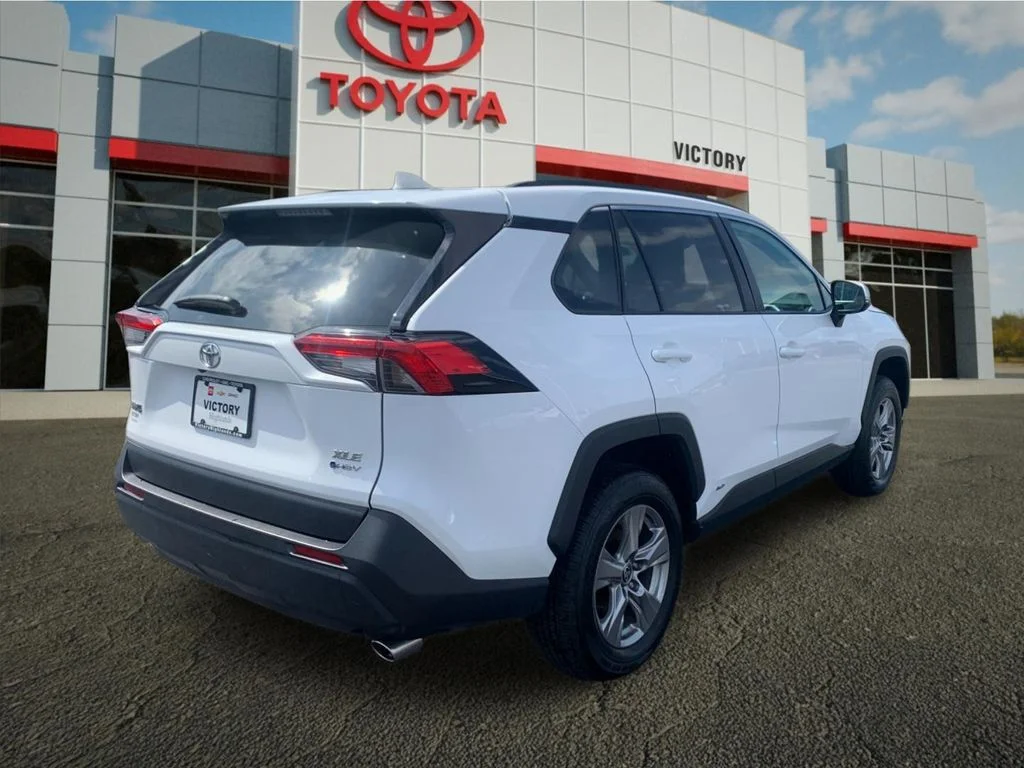 Used 2025 White Toyota XLE image 3