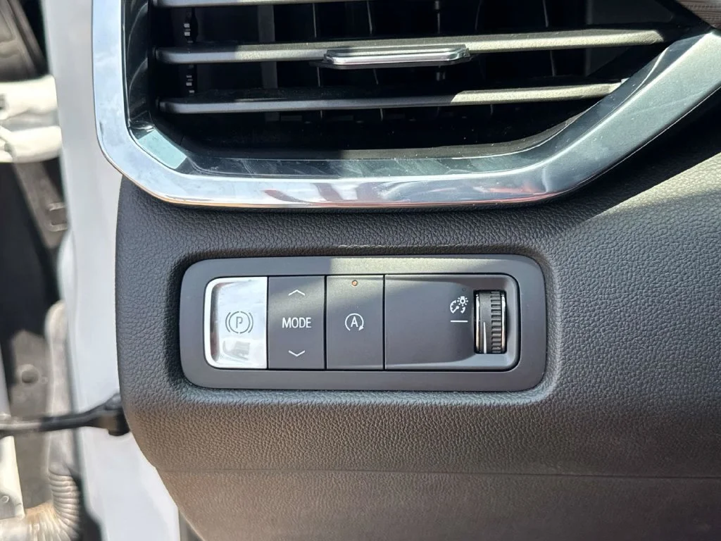 Used 2025 White GMC Elevation image 29