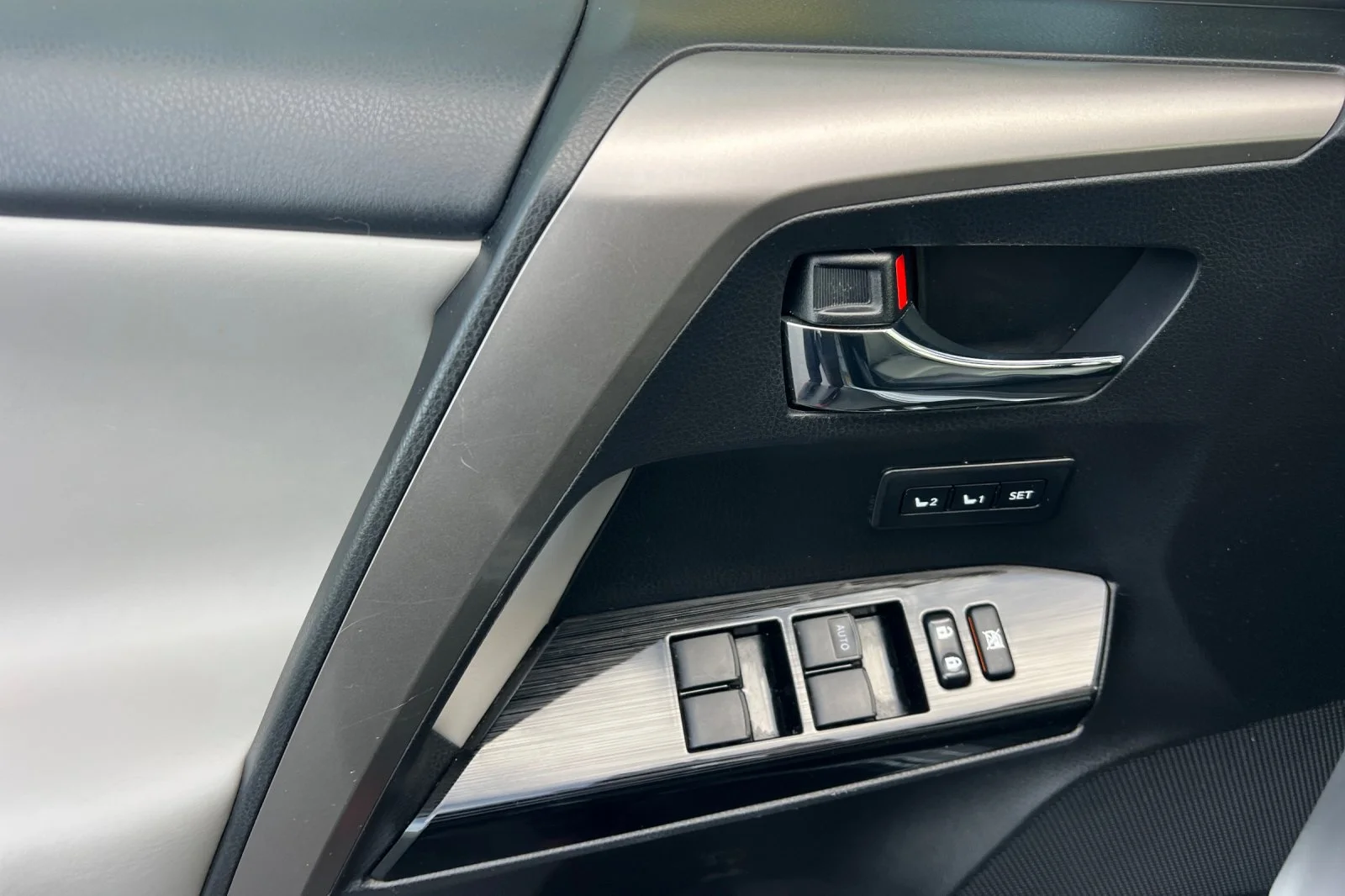 Used 2018 Silver Sky Metallic Toyota Limited image 10