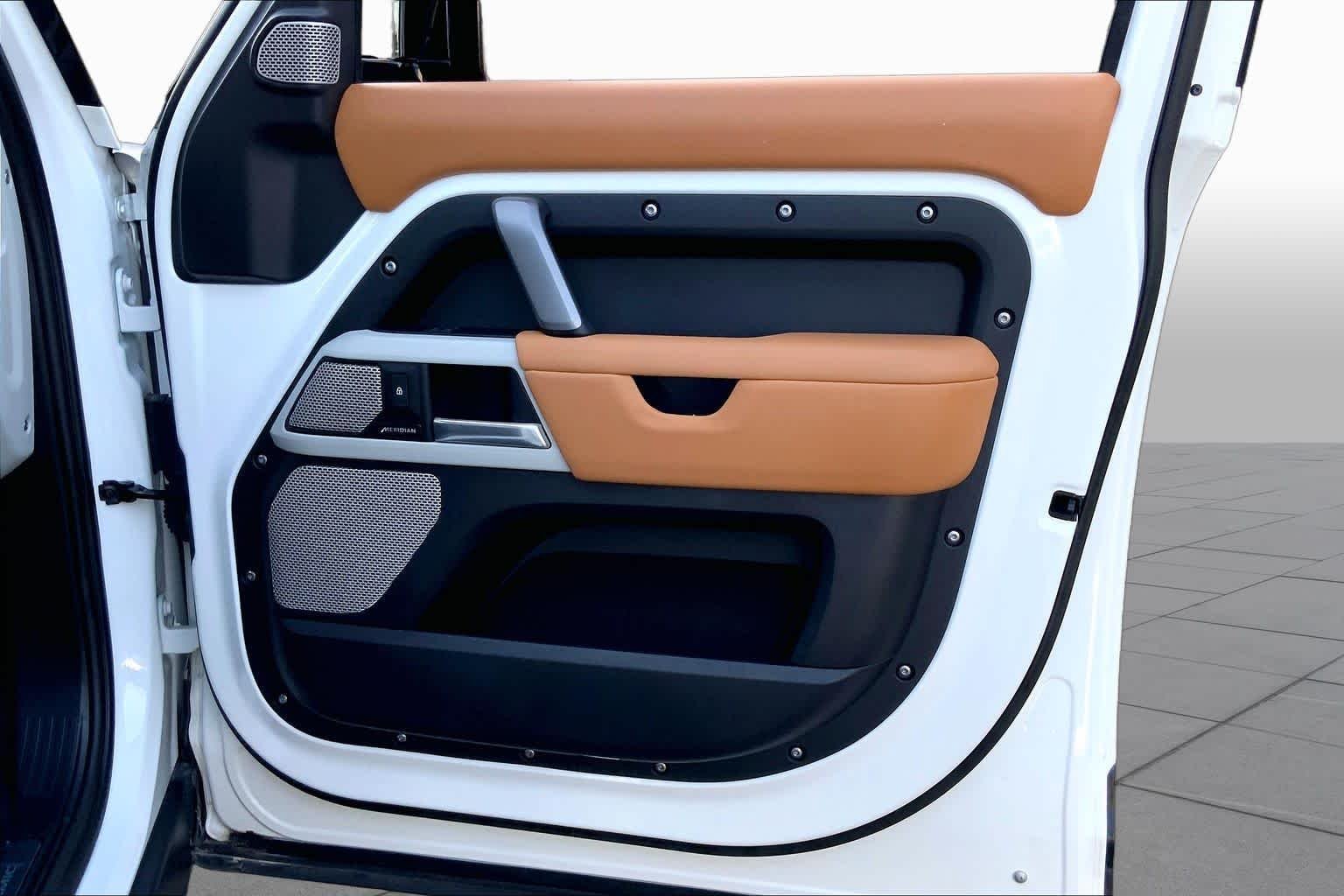 Used 2024 Fuji White Land Rover X-Dynamic SE image 22