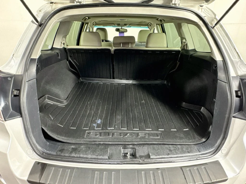 Used 2014 White Subaru 2.5i image 32