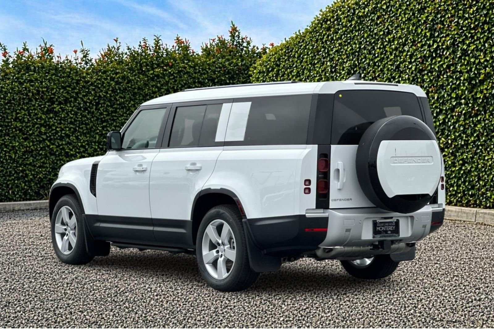 Used 2025  Land Rover S image 4