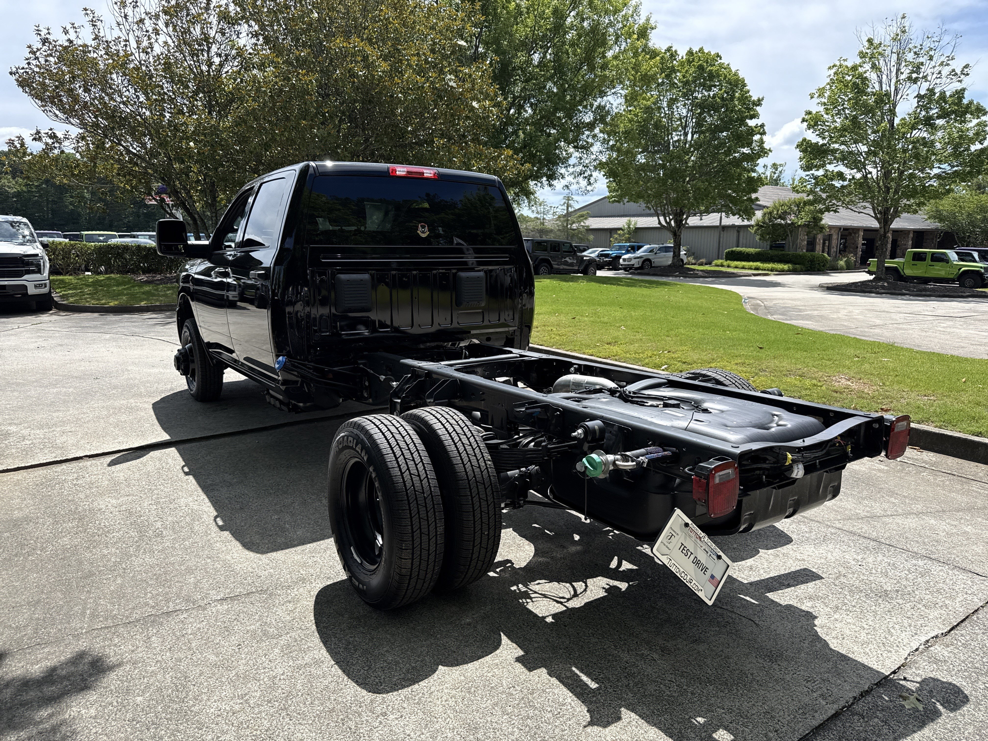 New 2026 Diamond Black Crystal Pearl-Coat Exterior Paint RAM Tradesman image 5