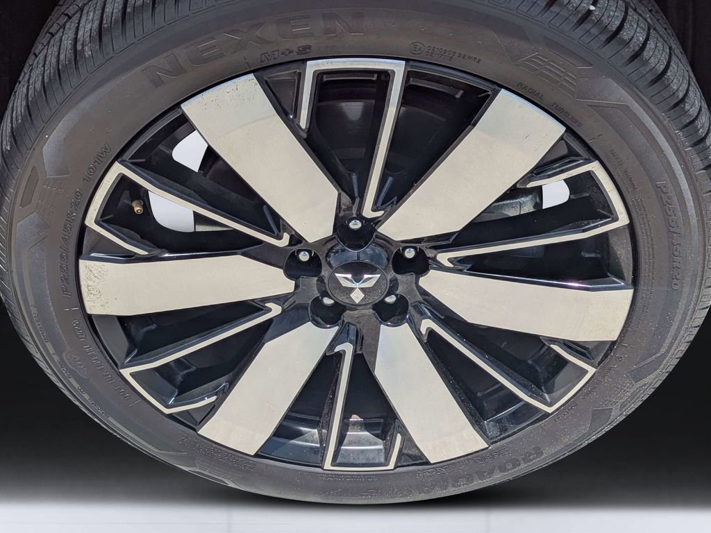 Used 2025  Mitsubishi SE image 11