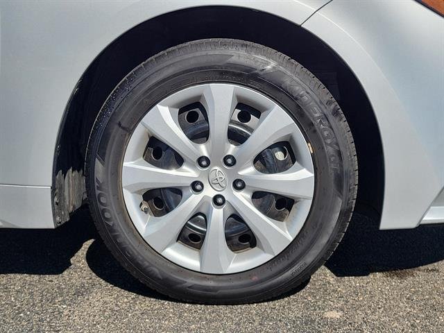 Certified Used 2022 CLASSIC SILVER METALLIC Toyota  image 9