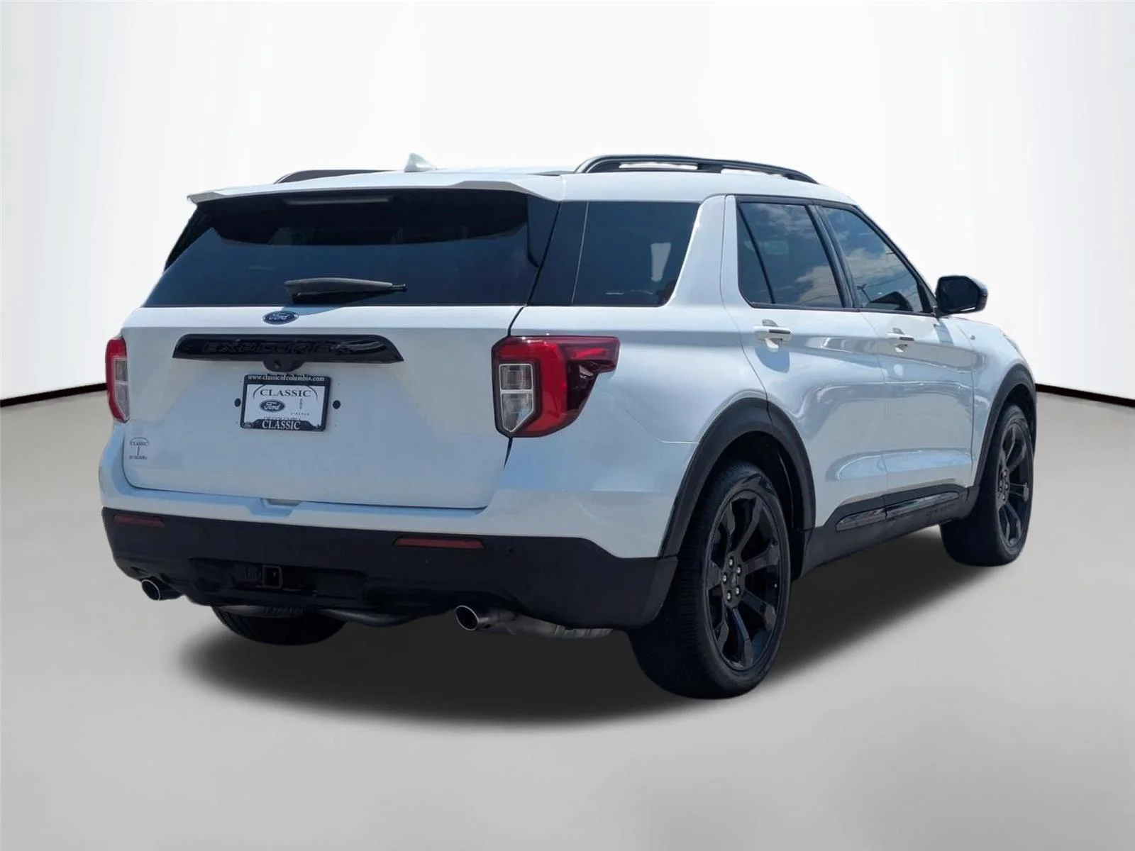 Used 2023 Star White Metallic Tri-Coat Ford ST-Line image 5